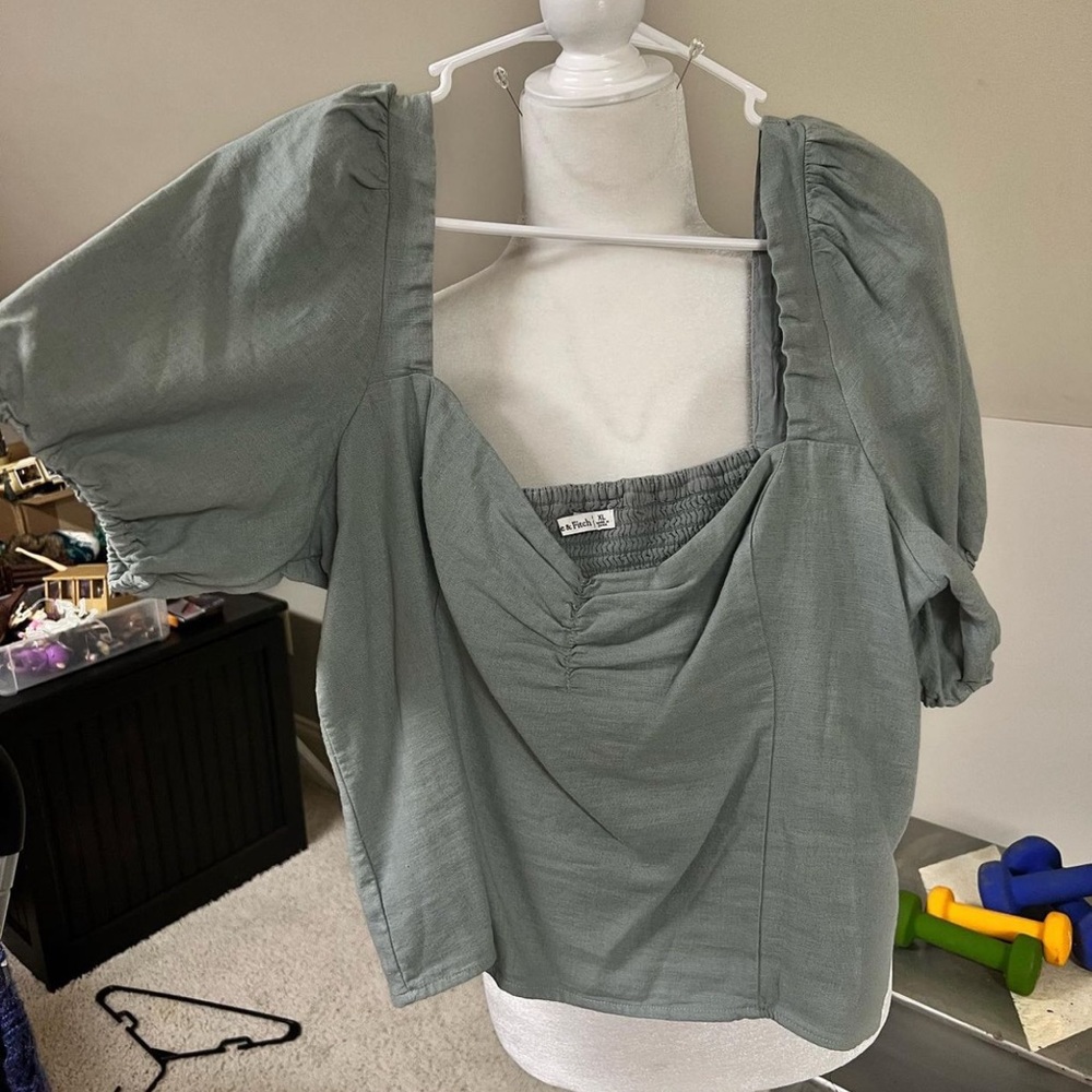 abercrombie & fitchburg crop top